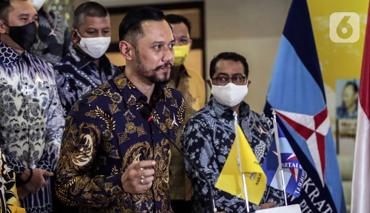 Ketua Umum Parta Demokrat Agus Harimurti Yudhoyono memberikan keterangan pers seusai pertemuan di DPP Partai Golkar, Jakarta, Kamis (25/6/2020). AHY melakukan pertemuan untuk membahas Pilkada serentak 2020 serta pembangunan perekonomian saat pandemi COVID-19 ini. (Liputan6.com/Johan Tallo)