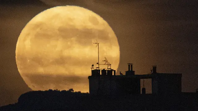 FOTO: Fenomena Strawberry Supermoon Hiasi Langit Berbagai Negara
