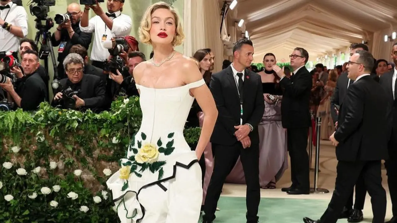 Pesona Gigi Hadid di Met Gala 2024