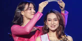 Perhelatan Miss Celebrity Indonesia 2023 baru saja selesai. Nama Shella Anggia Putri keluar sebagai pemenang. Menarik, karena mahkota Miss Celebrity diserahkan dan dipakaikan langsung oleh Mawar Eva de Jongh sebagai juara di tahun 2015. [Foto: Document/FIMELA]