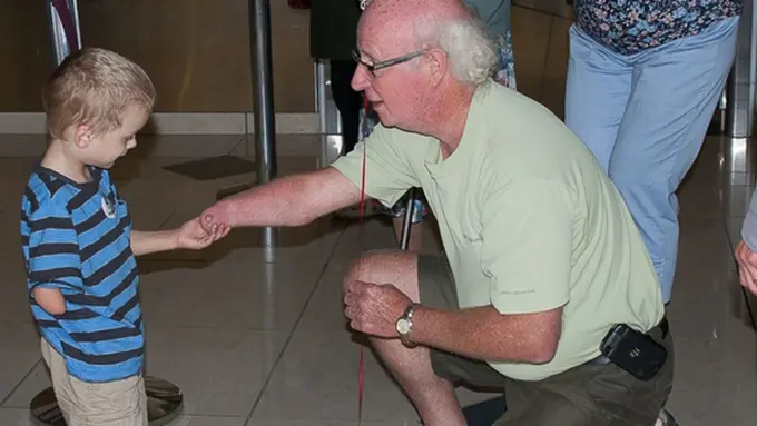 Kirill menyentuh tangan kakek angkatnya, Chris. | Foto: copyright abcnews.go.com