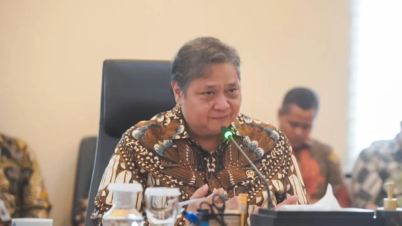 Menteri Koordinator Bidang Perekonomian Airlangga Hartarto dalam Konferensi Pers usai Rapat Internal terkait Jaringan Gas Rumah Tangga dan Pendistribusian LPG Tabung 3 Kilogram di Istana Merdeka, Kamis (12/10/2023). (Dok Kemenko Perekonomian)