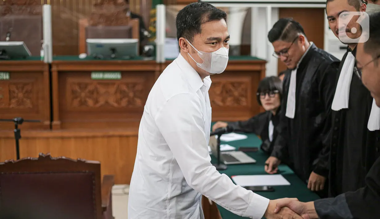 Terdakwa kasus pembunuhan Brigadir Yosua Hutabarat, Arif Rachman bersalamanan dengan kuasa hukum usai sidang lanjutan di PN Jakarta Selatan, Jakarta, Selasa (8/11/2022). Majelis Hakim Pengadilan Negeri (PN) Jakarta Selatan memutuskan menolak eksepsi atau nota keberatan yang dilayangkan terdakwa mantan Wakaden B Biropaminal Divpropam Polri, AKBP Arif Rachman Arifin.  (Liputan6.com/Faizal Fanani)
