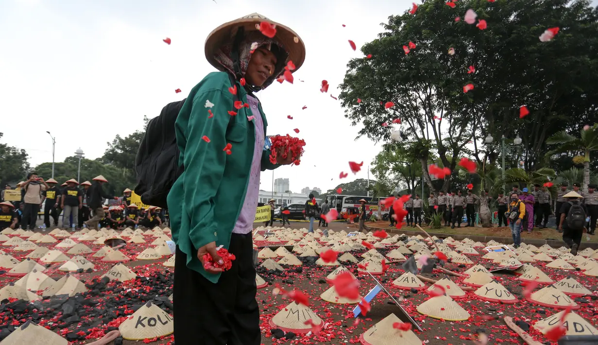 Warga Batang, Jawa Tengah melakukan tabur bunga saat menggelar aksi di depan Istana Merdeka, Jakarta, Rabu (3/6/2015). Dalam aksinya mereka menuntut Presiden Jokowi menghentikan rencana pembangunan PLTU batubara di Batang. (Liputan6.com/Faizal Fanani)