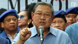 Ekspresi Ketua Umum Partai Demokrat Susilo Bambang Yudhoyono (SBY) memberikan keterangan pers di DPP Partai Demokrat, Jakarta, Selasa (6/2). Keterangan pers terkait namanya yang disebut-sebut di sidang megakorupsi e-KTP. (Liputan6.com/JohanTallo)