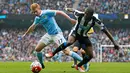 Pemain Manchester City Kevin De Bruyne berebut bola dengan pemain Newcastle Chancel Mbemba pada lanjutan Liga Premier Inggris di Etihad Stadium, Sabtu (04/10/2015).  Manchester City menang 6-1. Reuters / Andrew Yates 