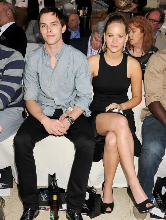 Nicholas Hoult dan Jennifer Lawrence bertemu dan pacaran di tahun 2010. Di awal 2013 keduanya sempat putus dan balikan di tahun 2014. Namun setelah itu mereka tak lagi bersama. (Getty Images/Elle)