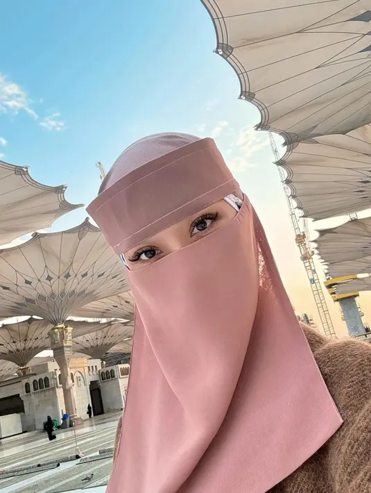 Melalui akun instagramnya, perempuan seorang anak itu membagikan beberapa momen selama di Tanah Suci. BCL juga tampak menikmati malam pergantian tahun baru 2024 di Mekkah. "Alhamdulillah.. Umroh di malam terakhir di tahun 2023.. Thank you 2023, its been amazing.. Happy New Year," tulisnya.  [Instagram/itsmebcl]