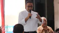 Calon Gubernur DKI Jakarta Anies Baswedan berdialog dengan warga di kawasan Jatinegara, Jakarta Timur, Jumat (30/9). Dalam dialognya, Anies meminta masyarakat untuk tidak membawa isu SARA dalam Pilkada DKI 2017. (Liputan6.com/Gempur M Surya)