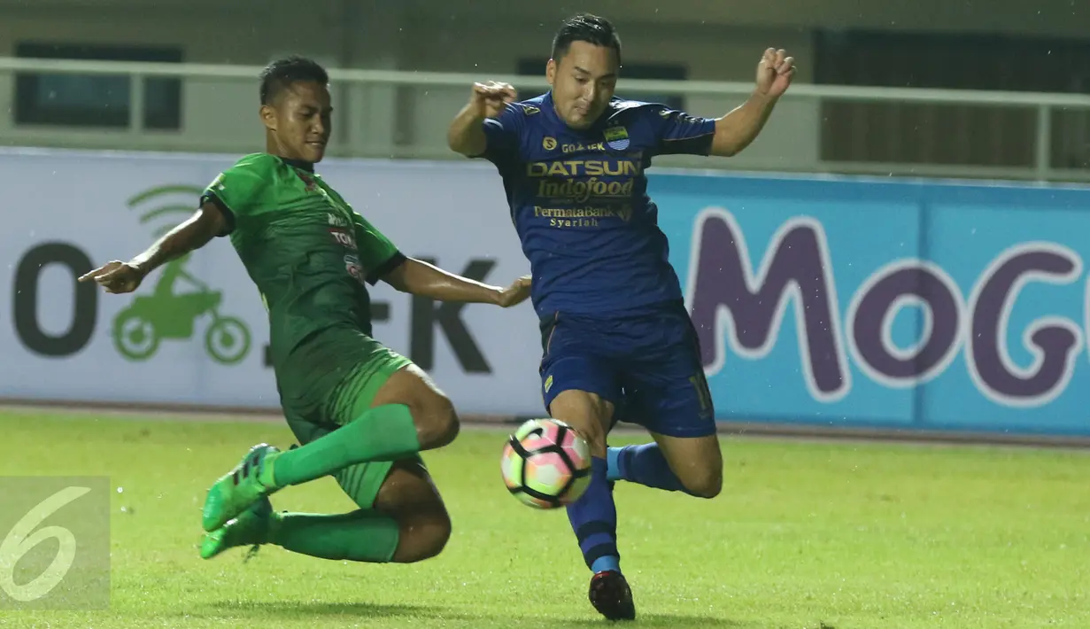 Gelandang Persib, Shohei Matsunaga (kanan) berebut bola dengan pemain PS TNI pada lanjutan Liga 1 di Stadion Pakansari, Kab Bogor, Sabtu (22/4). PS TNI bermain imbang Persib 2-2. (Liputan6.com/Helmi Fithriansyah)
