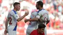 Para pemain Crystal Palace merayakan gol yang dicetak Patrick van Aanholt ke gawang Manchester United pada laga Premier League di Stadion Old Trafford, Manchester, Sabtu (24/8). MU kalah 1-2 dari Palace. (AFP/Lindsey Parnaby)