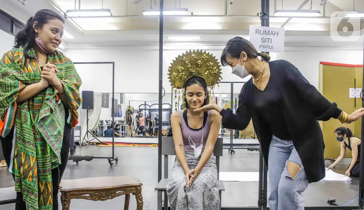 Pemeran terpilih mengikuti latihan serial musikal yang diadaptasi dari novel Siti Nurbaya: Kasih Tak Sampai di Jakarta, Jumat (29/05/2021). Siti Nurbaya yang merupakan tokoh utama perempuan dalam serial musikal ini akan diperankan oleh Arawinda Kirana. (Liputan6.com/Pool)