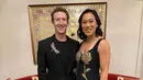 Zuckerberg dengan Dragonfly Applique Blazer, long pants, dan Dragonfly Embellished loafers dari Alexander McQueen. Begitu juga dengan sang istri yang mengenakan Gold Rose Embroidery Dress dari merek yang sama. [@zuck@priscillachan]
