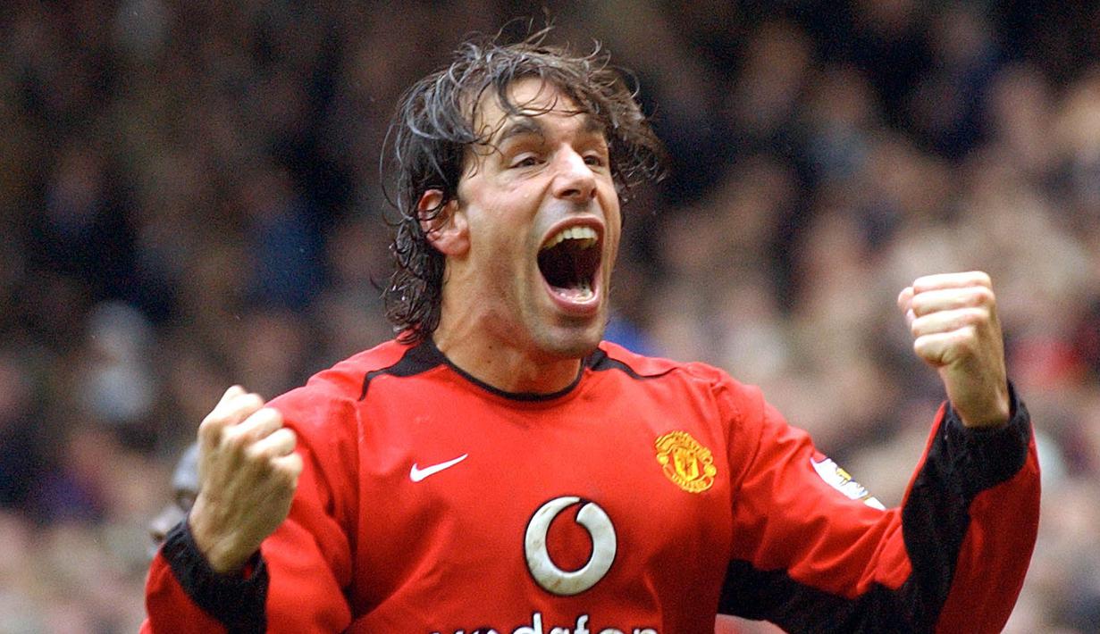 1. Ruud van Nistelrooy - Nistelrooy merupakan salah satu penyerang paling mematikan pada eranya. Manchester United merekrut sang pemain dari PSV Eindhoven dengan merogoh kocek sebesar 25,65 juta pounds atau sekitar Rp486 miliar. (AFP/Paul Barker)
