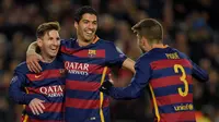 Tiga pencetak gol Barcelona, Lionel Messi, Luis Suarez dan Gerard Pique, merayakan kemenangan atas AS Roma dalam laga Grup E Liga Champions di Stadion Camp Nou, Barcelona, Rabu (25/11/2015) dini hari WIB. (AFP Photo/Lluis Gene)