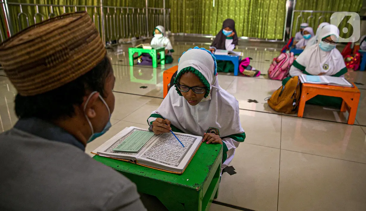 Anak-anak belajar mengaji di Masjid At-Taqwa, Jakarta, Rabu (14/4/2021). Kegiatan tersebut dilakukan secara rutin untuk mengisi waktu di bulan suci Ramadhan. (Liputan6.com/Faizal Fanani)