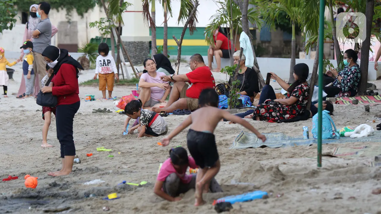 FOTO: Wisatawan Kunjungi Kawasan Wisata Pantai Ancol