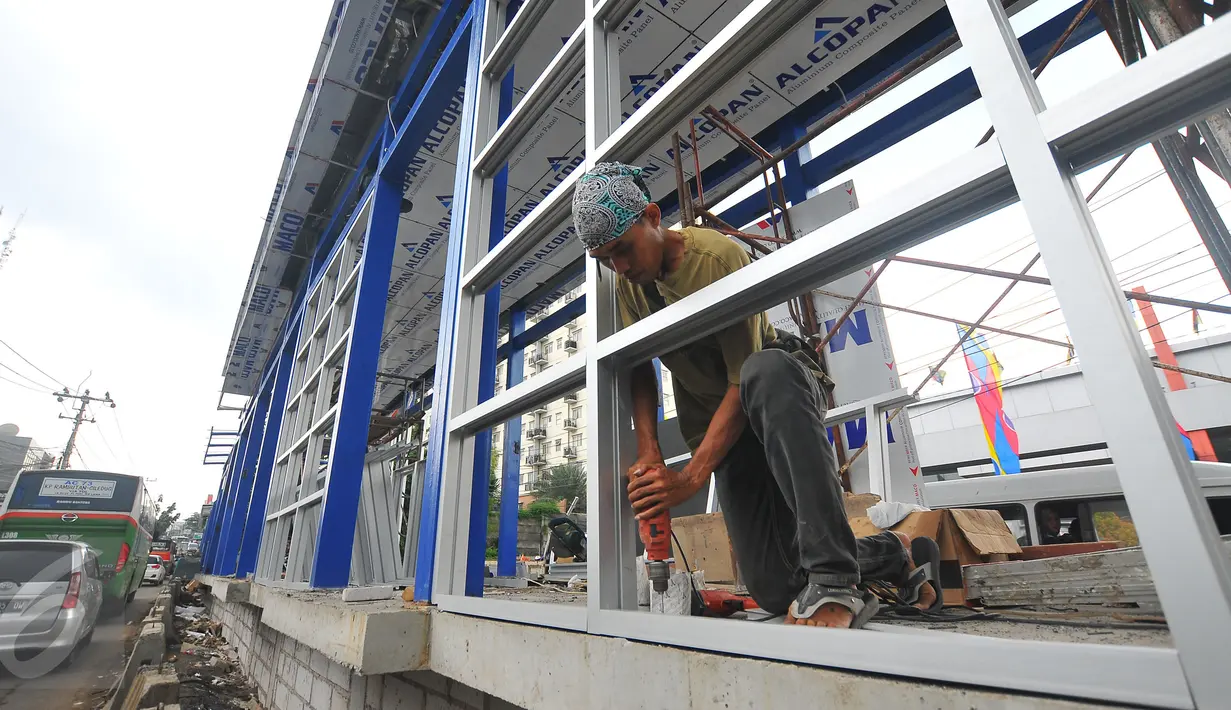Proyek pembangunan jalan layang bus Transjakarta koridor XIII Ciledug - Tendean terpaksa molor, Jakarta, Senin (26/12). Proyek pembangunan akan dilanjutkan Januari 2017 mendatang. (Liputan6.com/Angga Yuniar)