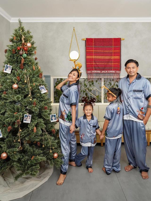 6 Potret Ryan Delon dan Sharena Persiapkan Pernak-Pernik Natal, Seru Banget