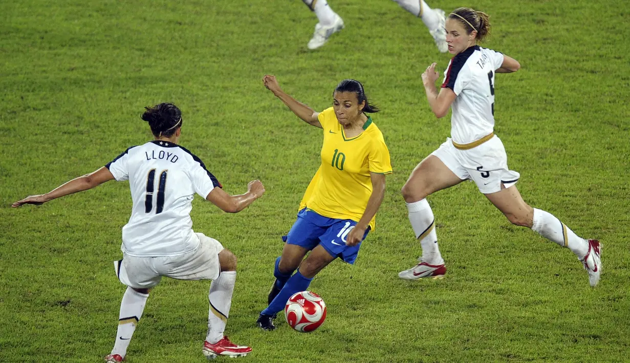 Marta dianggap sejajar dengan Pele di sepakbola Brasil. Walaupun belum pernah memenangi Piala Dunia, Marta telah mencetak 15 gol di Piala Dunia dan lima kali terpilih sebagai Pesepakbola Wanita Terbaik Dunia FIFA. (AFP/Michael Kappeler)