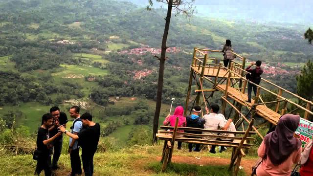 Panembongan Kuningan Satu Bukit Dua Fenomena Alam