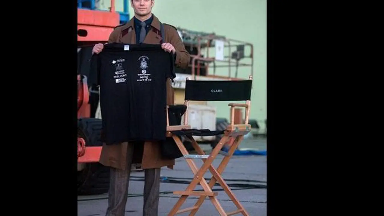 Tampang Henry Cavill Saat Jadi Clark Kent di Batman v Superman