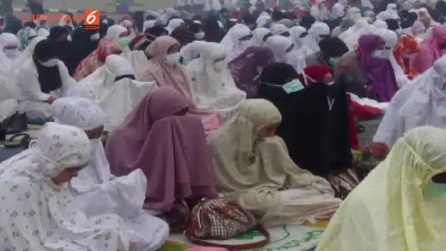 Ribuan Warga Pekanbaru berkumpul di halaman Masjid An Nur. Untuk Melakukan  Sholat Istiqaroh atau sholat minta hujan. 
