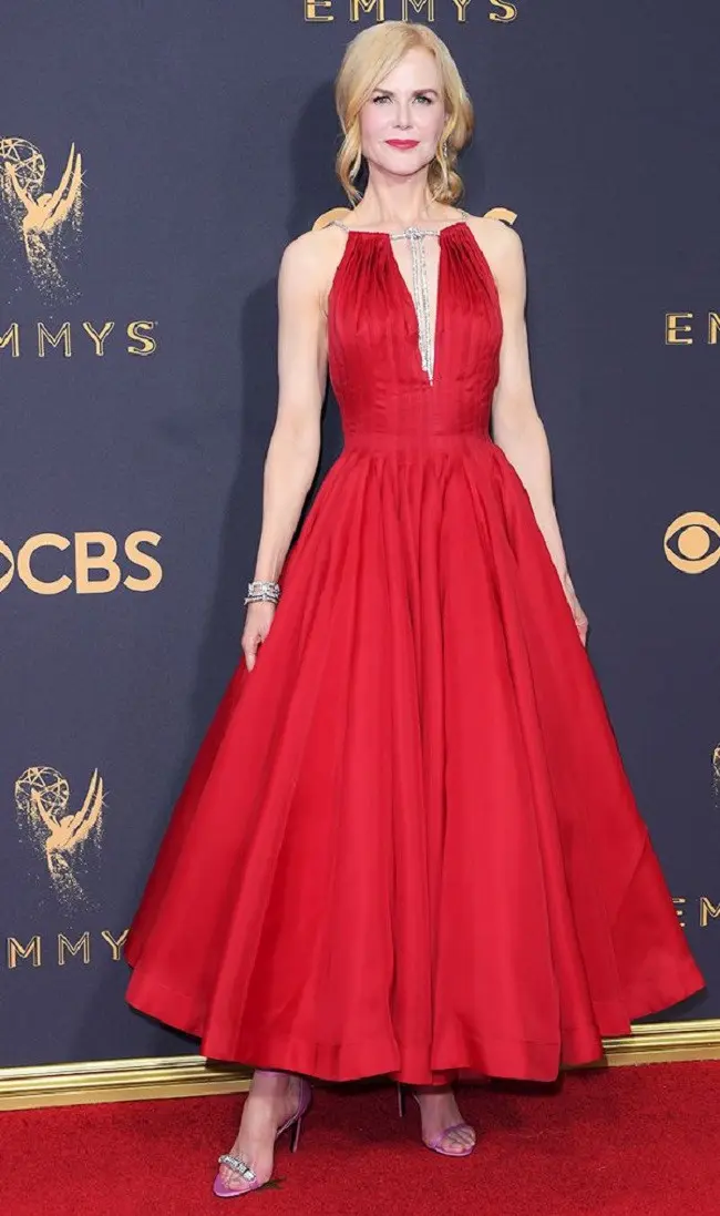 Inilah sederet selebritas cantik yang masuk ke dalam predikat gaun terbaik di Emmy Awards 2017. (Foto: www.whowhatwear.com)