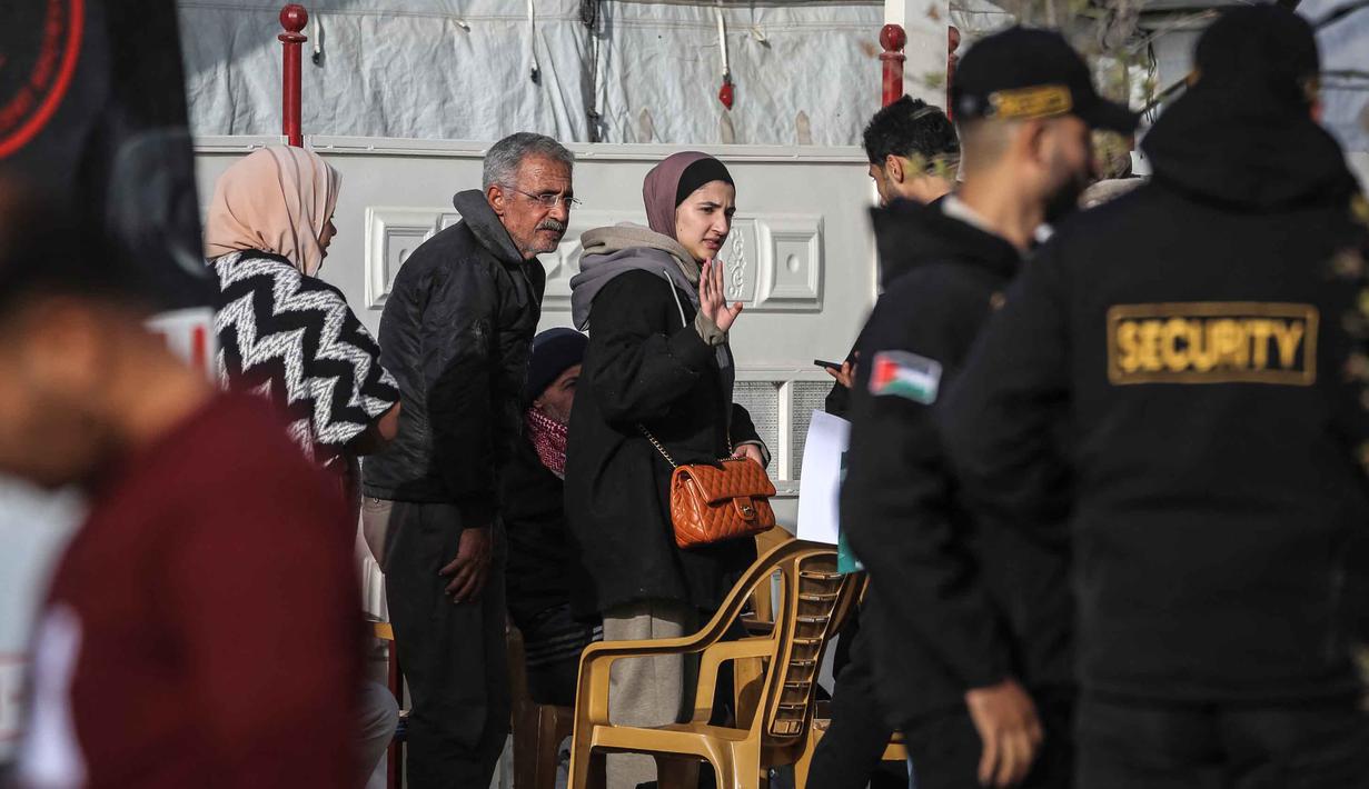 Sebagai informasi, perlintasan perbatasan Rafah merupakan satu-satunya titik perlintasan antara Mesir dan Jalur Gaza. Tampak dalam foto, sekelompok warga Palestina berkumpul sambil menunggu untuk meninggalkan Gaza menuju Mesir melalui penyeberangan perbatasan Rafah setelah dibuka untuk pertama kalinya sejak perang AS-Israel dengan Iran dimulai, di Khan Yunis pada 19 Maret 2026. (Bashar TALEB/AFP)