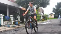 Gelandang Arema Beralih Tunggangan dari Mobil Sport ke Sepeda
