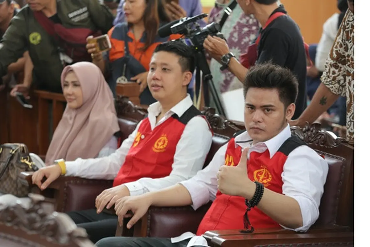Tak Ditemani Barbie Kumalasari, Ini 5 Potret Terbaru Galih Ginanjar saat Hadiri Sidang