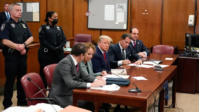 Ekspresi Donald Trump Jalani Sidang Dakwaan di Pengadilan Manhattan