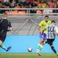 Pemain Timnas Argentina U-17, Claudio Echeverri (10),&nbsp;menendang bola yang membuahkan gol ke gawang Brasil U-17 dalam pertandingan perempat final Piala Dunia U-17 2023 yang berlangsung di Jakarta International Stadium, Jumat (24/11/2023). (Bola.com/Bagaskara Lazuardi)