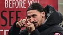 Reaksi penyerang AC Milan, Zlatan Ibrahimovic usai wasit memberikan penalti pada menit terakhir kepada AC Milan dalam pertandingan lanjutan Liga Itali melawan Udinese. (Foto: AFP/Miguel Medina)