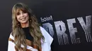 Paula Abdul menghadiri pemutaran perdana film Prey di Regency Village Theatre, Los Angeles, California, Amerika Serikat, 2 Agustus 2022. Untuk riasan wajah, Paula Abdul memakai bulu mata besar dan lipstik merah muda. (Michael Tran/AFP)