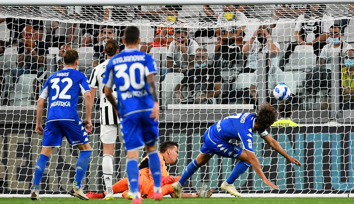 Gawang Juventus justru bobol lebih dahulu di menit 21. Berawal dari umpan silang Bandinelli, bola yang coba dihalau Alex Sandro malah mengarah ke Mancuso yang berada di depan gawang. (Foto: AFP/Isabella Bonotto)