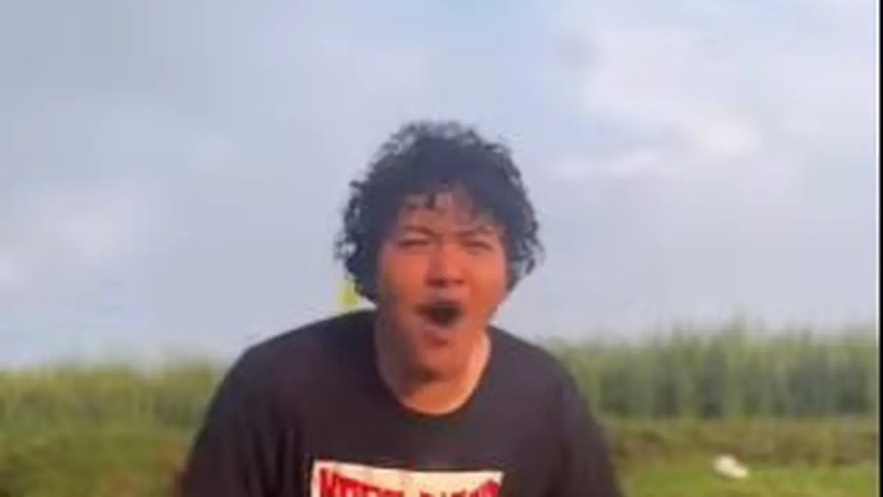 Anak Petani, Ini 5 Potret Komika Nopek Novian Saat di Sawah