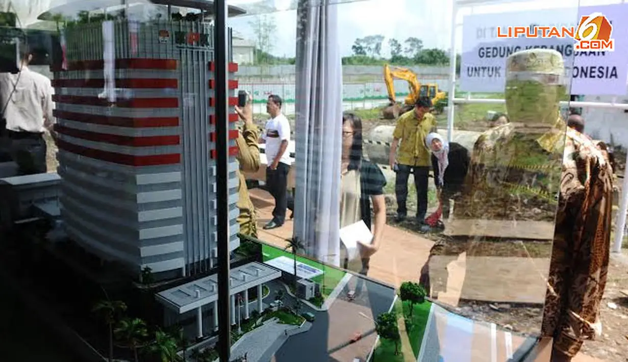 Diperkirakan pembangunan selesai pertengahan tahun 2015. Di gedung ini juga akan dibangun prasasti para penyumbang gedung KPK. (Liputan6.com/Herman Zakharia)