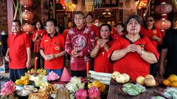 Festival Hantu Lapar secara luas dirayakan kalangan komunitas etnis Tionghoa dan dimaksudkan untuk menghormati dan memberi makan arwah yang berkeliaran. (Foto: AFP)