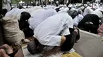 Ratusan pendukung Hizbut Tahrir Indonesia (HTI) bersujud syukur setelah mendengar putusan sidang gugatan di luar Gedung Pengadilan Tata Usaha Negara (PTUN), Jakarta, Senin (7/5). (Merdeka.com/Iqbal S Nugroho)