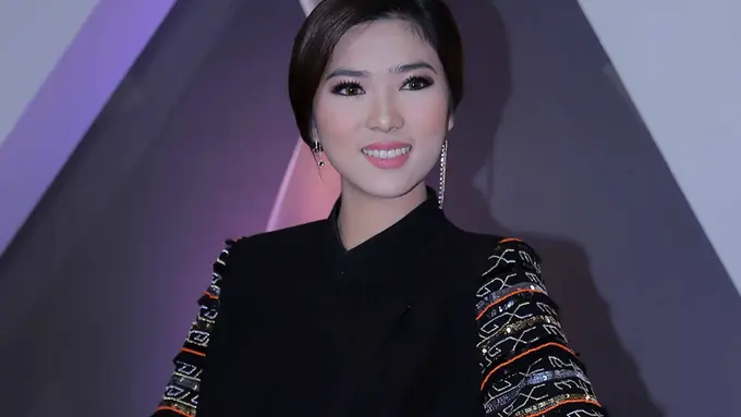 [Bintang] Isyana Sarasvati Ikut Promosikan Film Cek Toko Sebelah