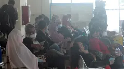 Calon penumpang menunggu pemberangkatan di Terminal Pulo Gebang, Jakarta, Selasa (4/5/2021). Jumlah penumpang yang berangkat dari Terminal Pulo Gebang terus meningkat jelang diberlakukannya aturan larangan mudik Lebaran mulai 6 Mei-17 Mei 2021. (Liputan6.com/Herman Zakharia)