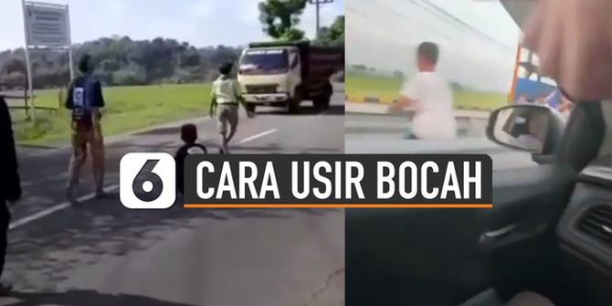 VIDEO: Kocak, Pria Ajarkan Cara Jitu Usir Bocah Main di Tengah Jalan