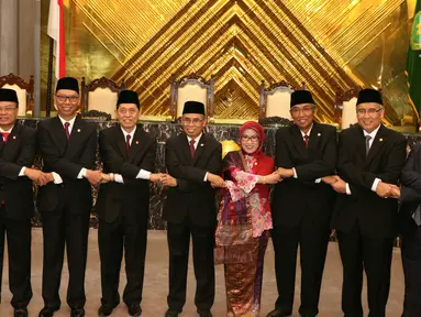 Anggota Komisioner Otoritas Jasa Keuangan yang baru foto bersama usai dilantik di Jakarta, Kamis (20/7). Anggota DK OJK periode 2017-2022 tersebut yakni Wimboh Santoso sebagai Ketua DK OJK. (Liputan6.com/Angga Yuniar)