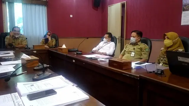 Bupati Blora, Arief Rohman saat berkomunikasi dengan Wagub Jateng, Taj Yasin melalui telepon selular. (Liputan6.com/Ahmad Adirin)