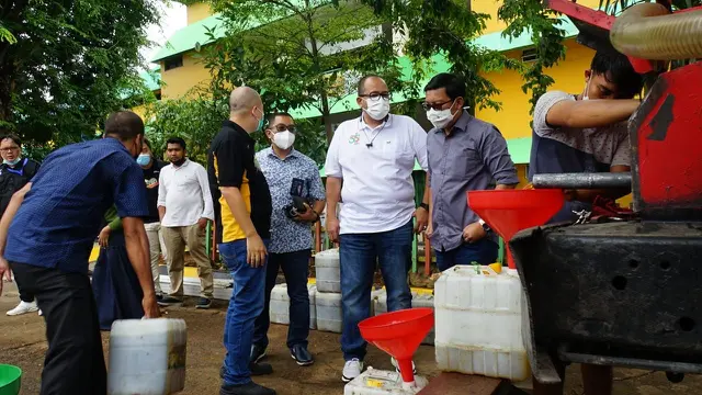 Holding BUMN Pangan atau ID FOOD menyalurkan 12 ton minyak goreng ke pedagang pasar tradisional.