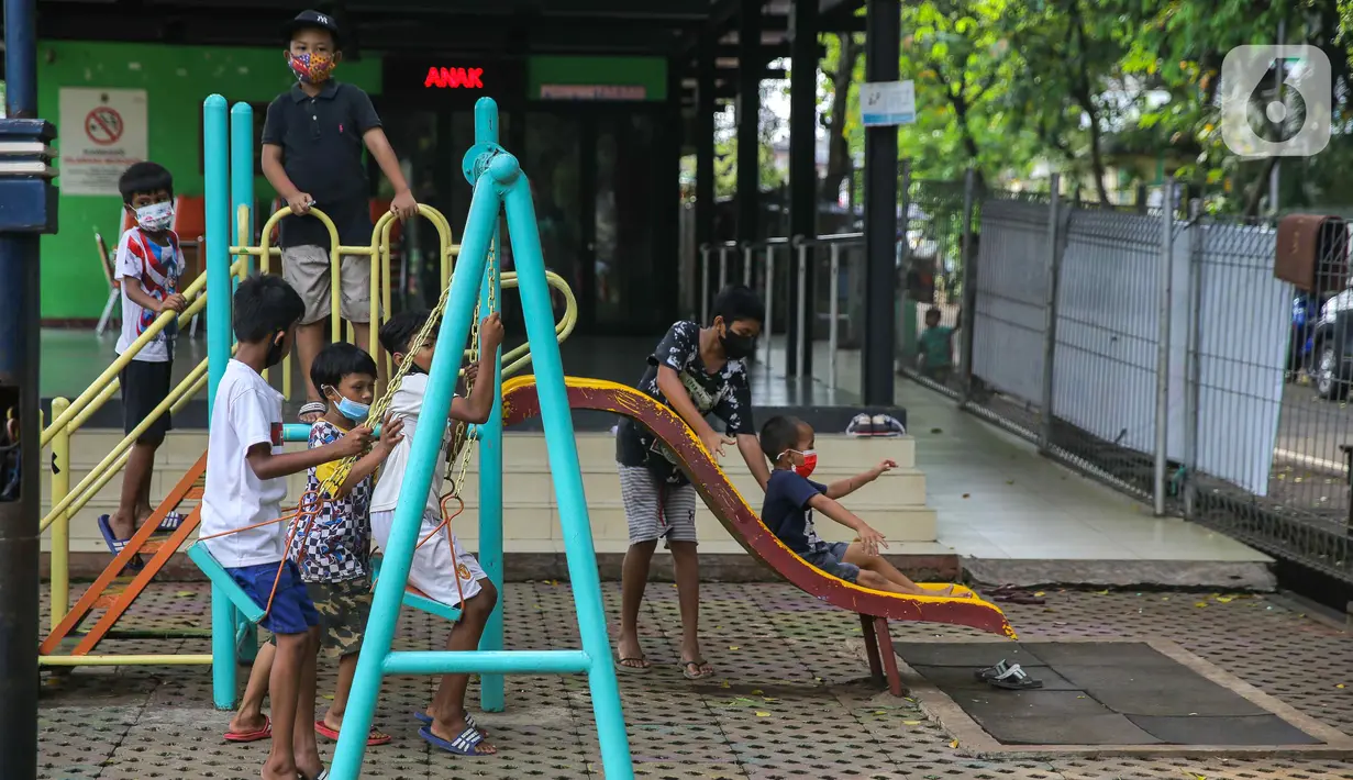 Anak-anak bermain di RPTRA Bonti, Jakarta, Jumat (5/11/2021). Yayasan Nexus 3 menilai ada puluhan tempat bermain di Jakarta yang biasa disebut Ruang Publik Terpadu Ramah Anak (RPTRA) tidak ramah anak lantaran belum bebas zat logam timbal. (Liputan6.com/Faizal Fanani)