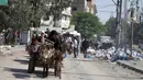 <p>Warga Palestina mengungsi ke Jalur Gaza selatan setelah tentara Israel mengeluarkan peringatan evakuasi kepada lebih dari satu juta penduduk di Gaza utara dan Kota Gaza untuk mencari perlindungan di selatan menjelang kemungkinan invasi darat Israel, Jumat (13/10/2023). (AP Photo/Hatem Moussa)</p>