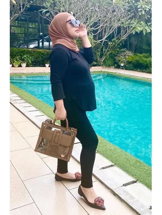 Inilah potret Aisyahrani yang begitu bahagia nikmati kehamilan keduanya. (FOTO: instagram.com/syh55)