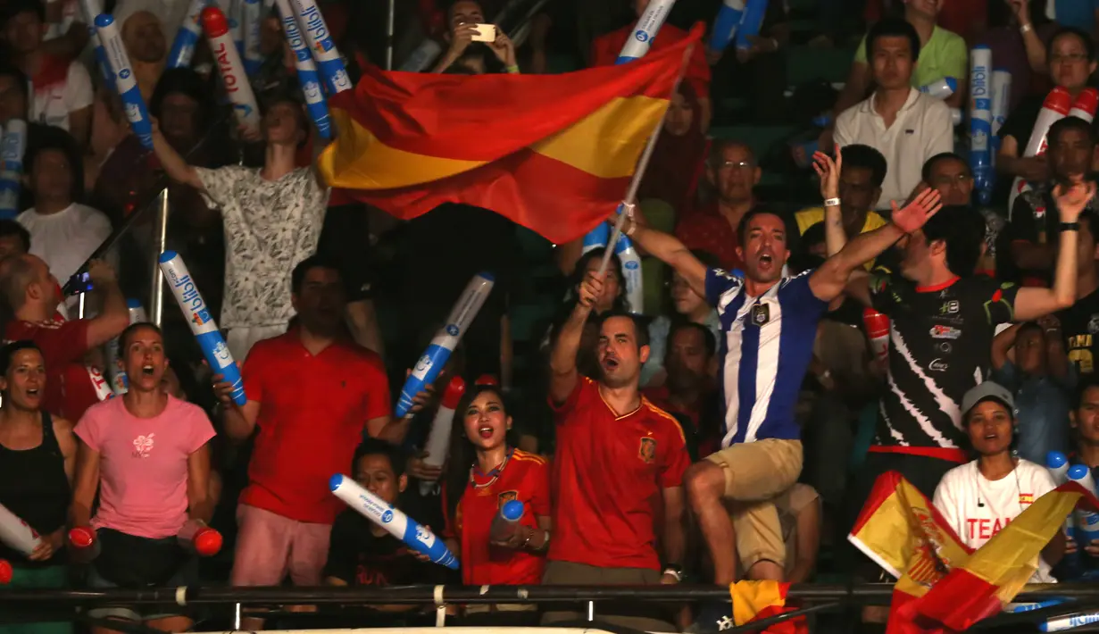 Dukungan warga Spanyol untuk Carolina Marin. Minggu (16/8/2015). (Bola.com/Arief Bagus)